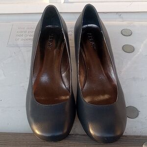 Array ladies 8.5, rd.toe gray kitten heel pumps